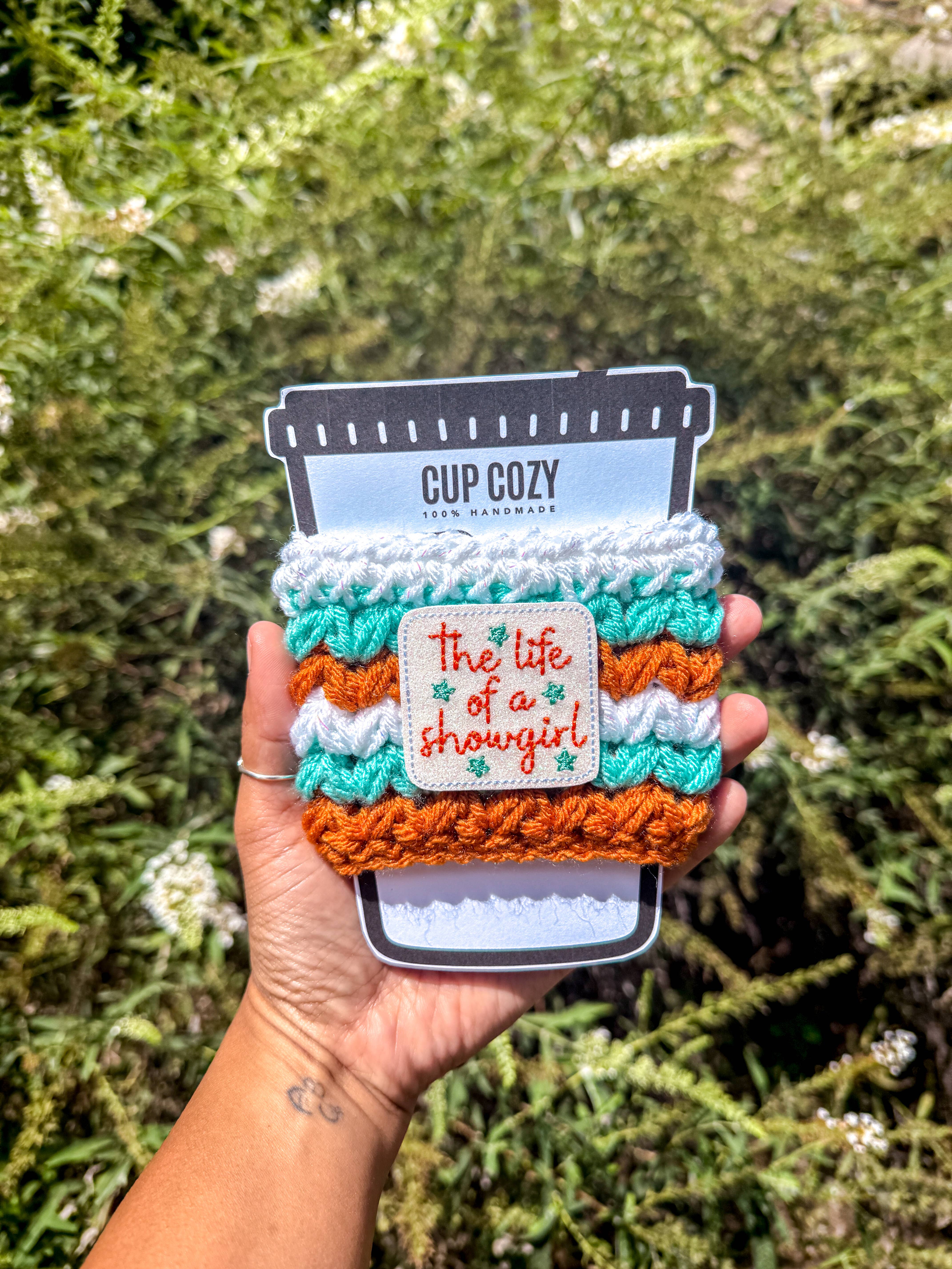 WanderlustBee - Vendita all'ingrosso Rivestimenti per bottiglie e lattine - La vita di una showgirl Cup Cozy - Regalo del tour Eras - Swift4