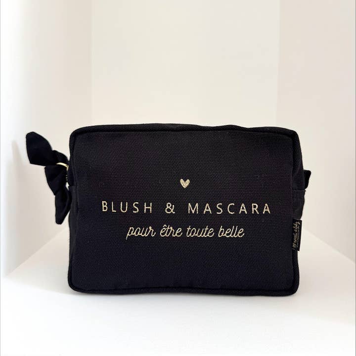Stor toilettaske i sort med tekst «Blush & Mascara» for engroshandel hos Marcel & Lily