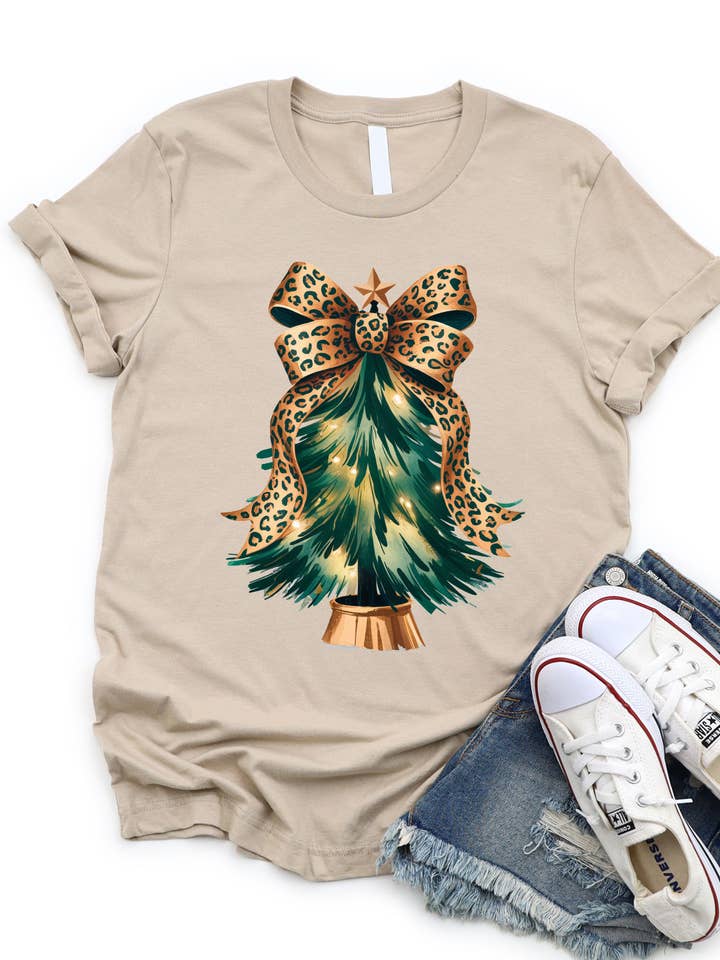 T-shirt grafica con albero di Natale con fiocco di ghepardo per la vendita all'ingrosso da parte di Tickled Teal