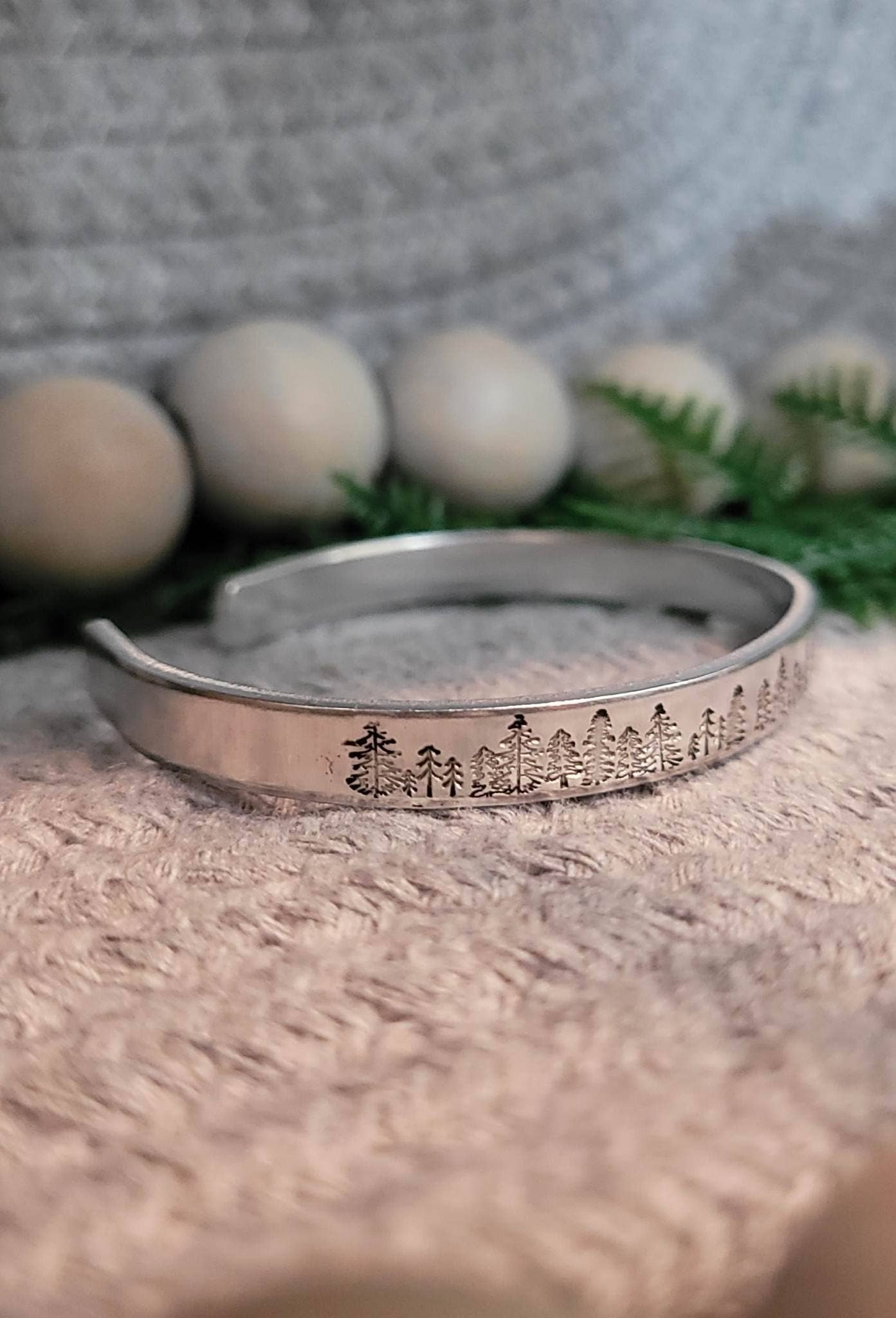 Jangles by Jan - Vente Bracelet manchette - Manchette en aluminium en forme d'arbre estampée à la main1