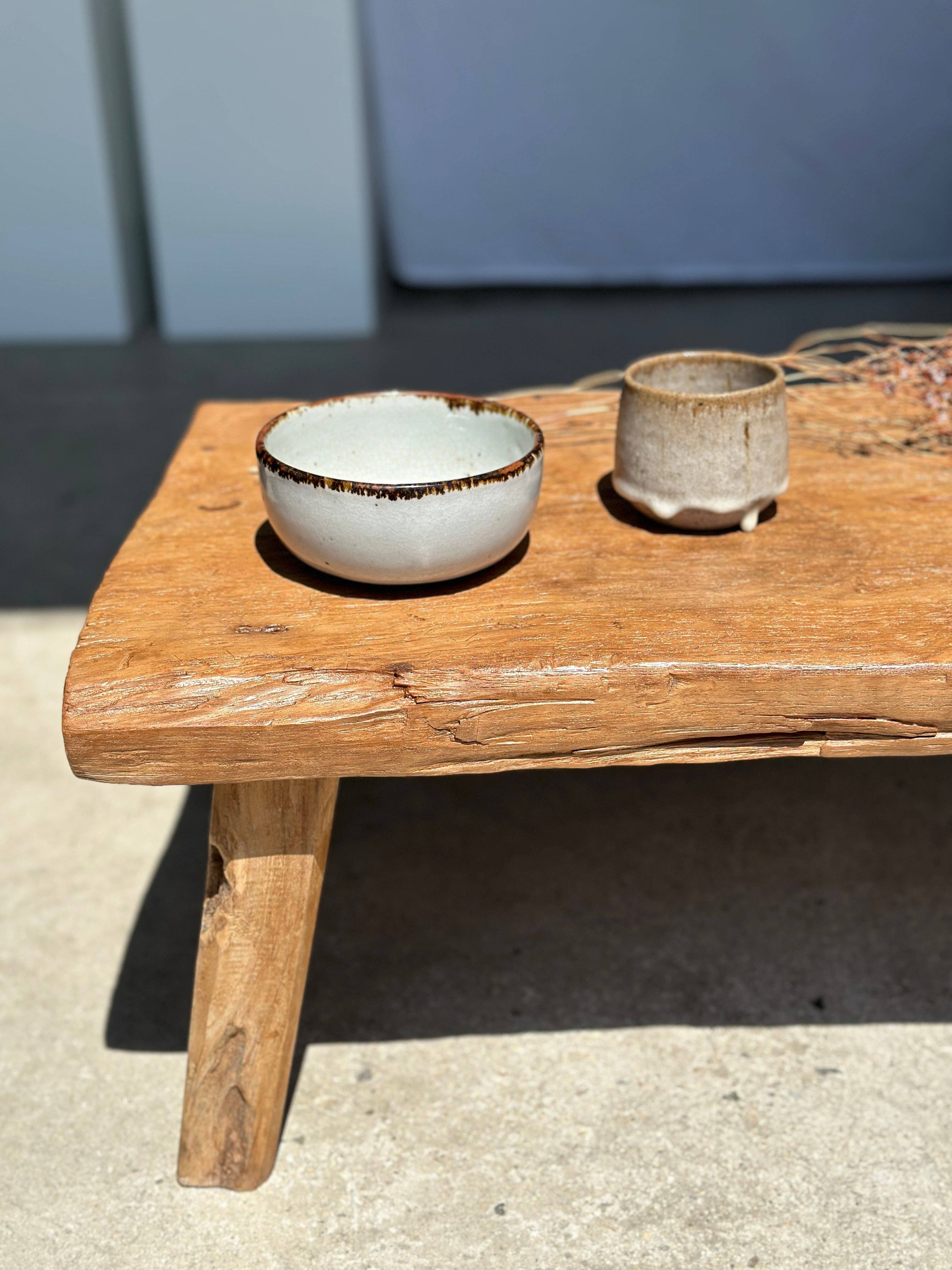 Office Objets – Großhandel Beistelltisch – Kleiner leichter Couchtisch aus hellem Teakholz mit vier Beinen H: 30 L: 63,5 B: 40 cm63