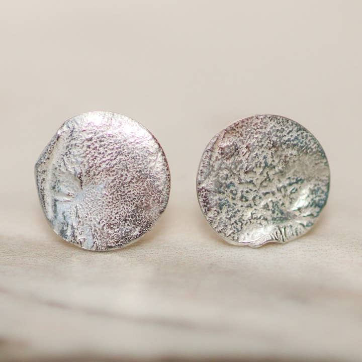 Orecchini a bottone in eco argento testurizzato per la vendita all'ingrosso da parte di Louella Jewellery