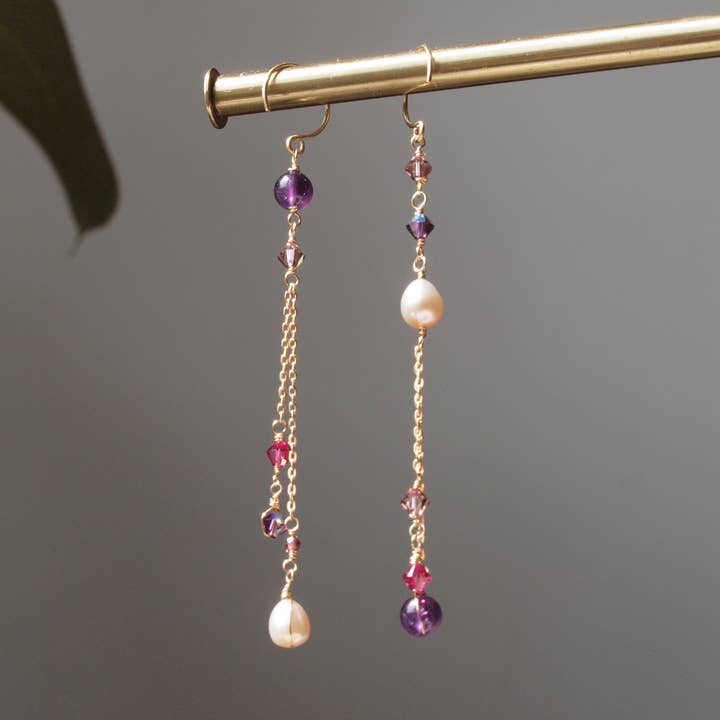 Pendientes largos de amatista con perlas, diseño desigual, detalles fucsia para venta al por mayor de Siebijoux