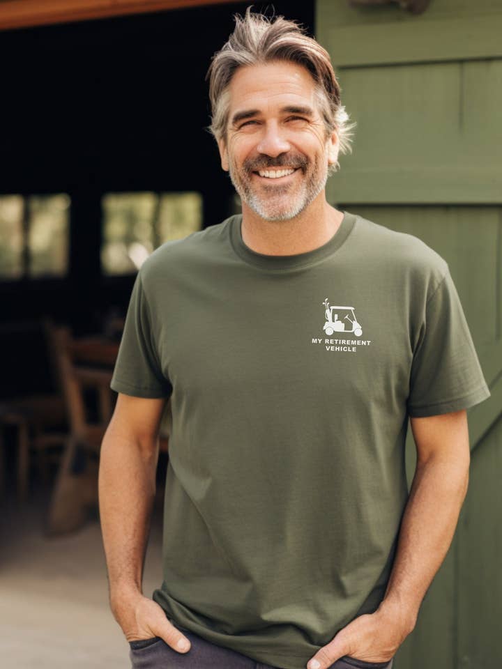 Camisola engraçada de reforma com carrinho de golfe | Comfort Colors por atacado de DensenDesign