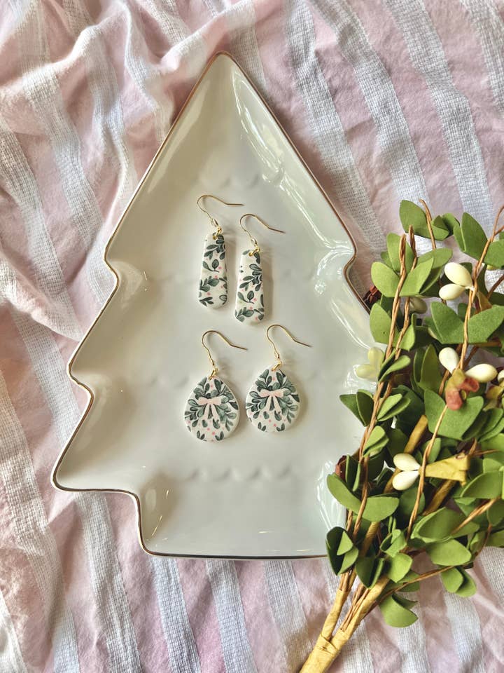 Pendientes botánicos navideños, pendientes navideños florales para venta al por mayor de SeizeTheClayJewelry