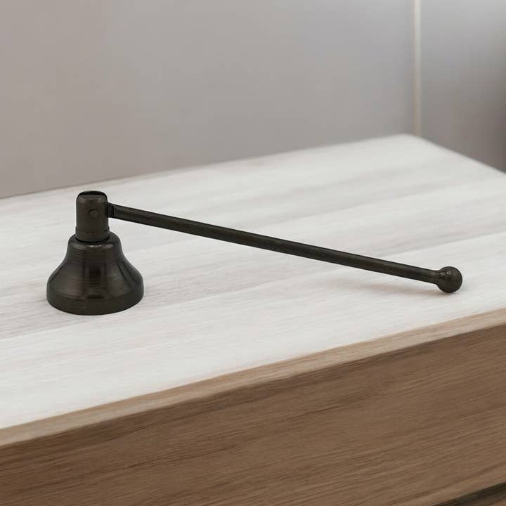 Apagavelas pequeño de latón envejecido de 13 cm para venta al por mayor de Liv Rocks