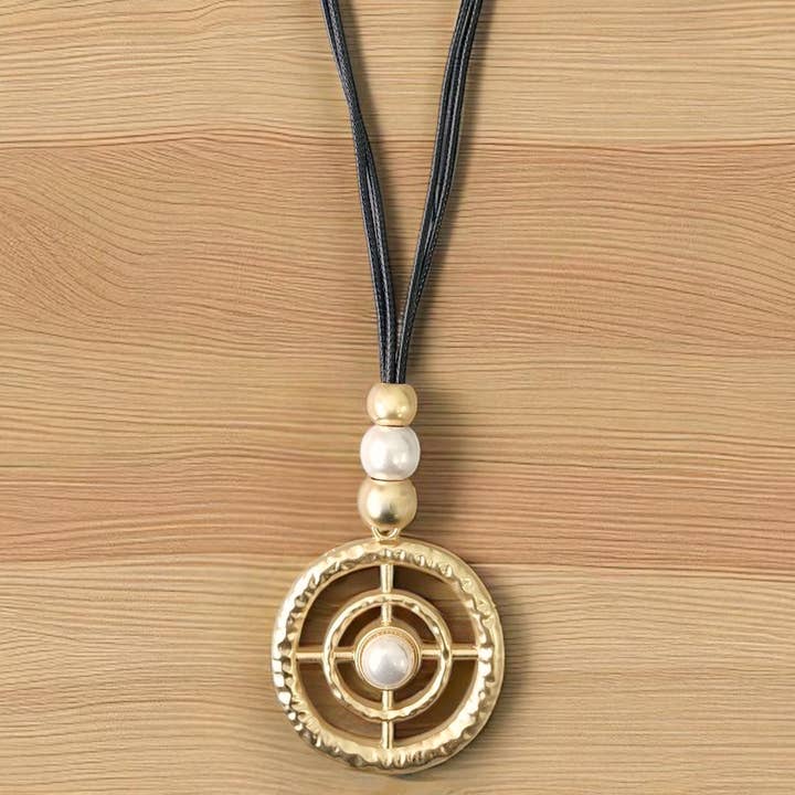 Lang perlekæde med vedhæng | Statement smykke | Boho for engroshandel hos Bijoux Envie Statement Jewelry