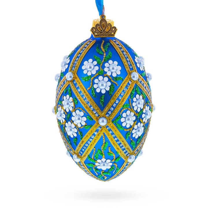 Hvide perleblomster på blåt glaseæg ornament 4 tommer for engroshandel hos BestPysanky