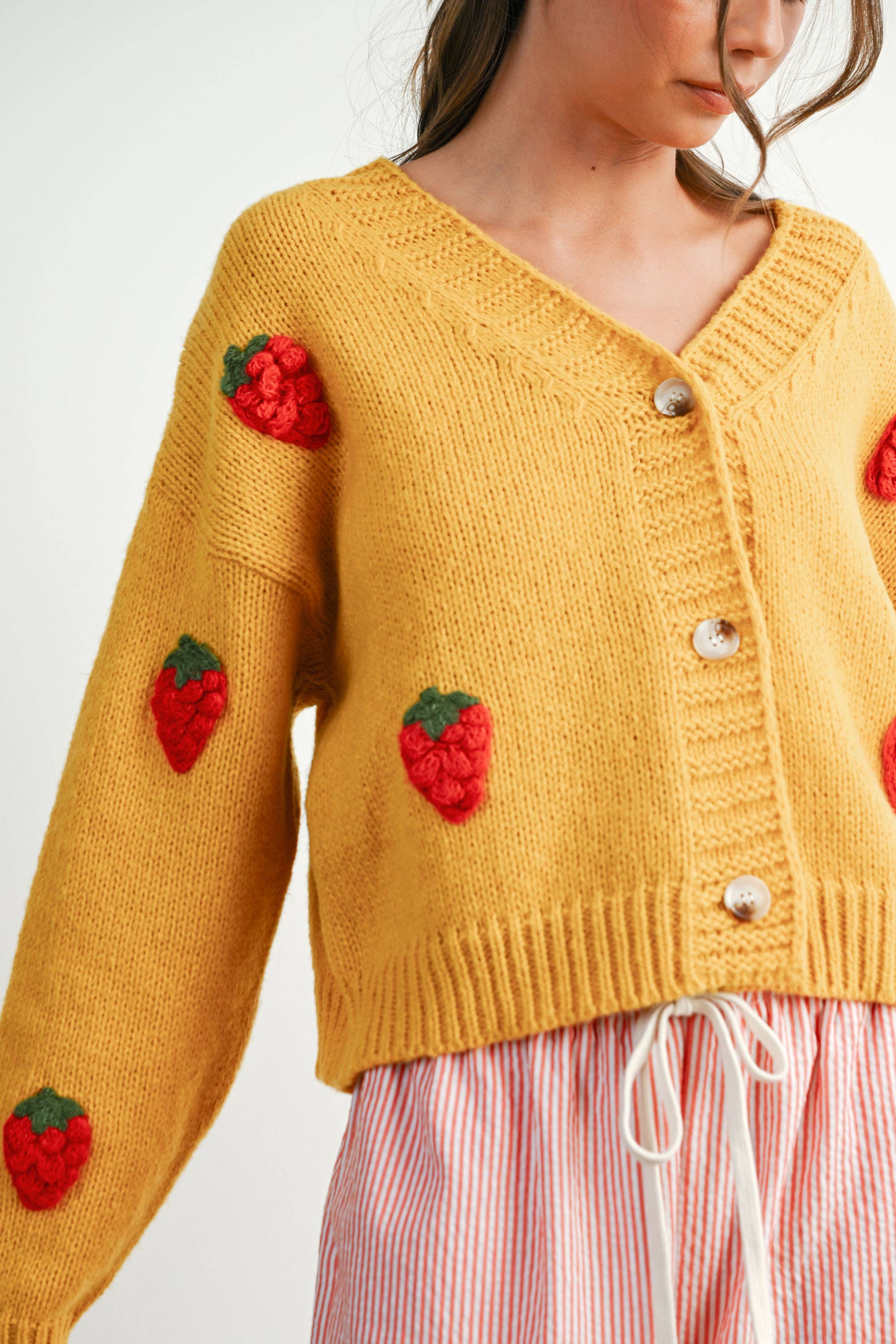 BUTTERMELON – Großhandel Strickjacke – Damen – Kurzer Cardigan mit Erdbeerstickerei - BMC760921