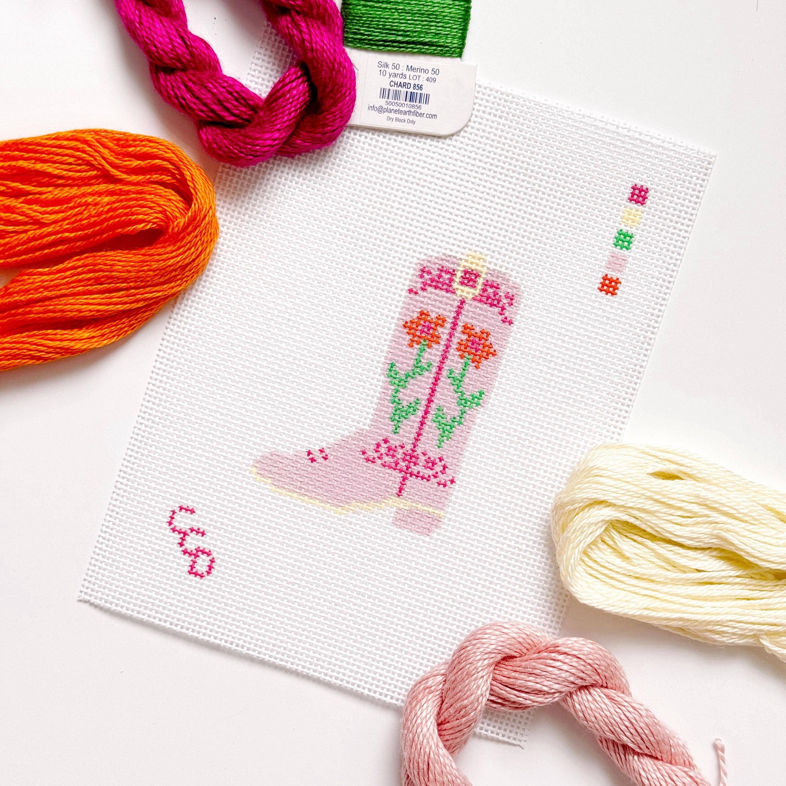 Cotswold Co Designs – Großhandel Kreuzstich-/Stickzubehör – Handbemalter rosa Cowboystiefel 3” Nadelspitze Leinwand 13 Mesh südliche Nadelspitze Leinwand Stiefel handbemalt6