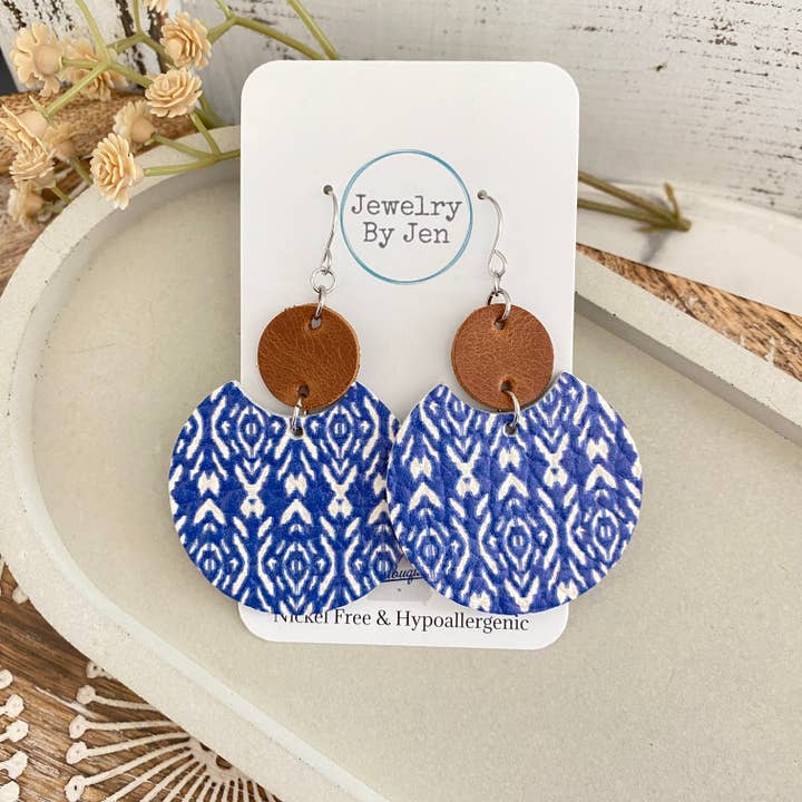 Jewelry By Jen - Vente Boucles d'oreilles pendantes - Boucles d'oreilles Luna : Shibori bleu bohème avec cognac1