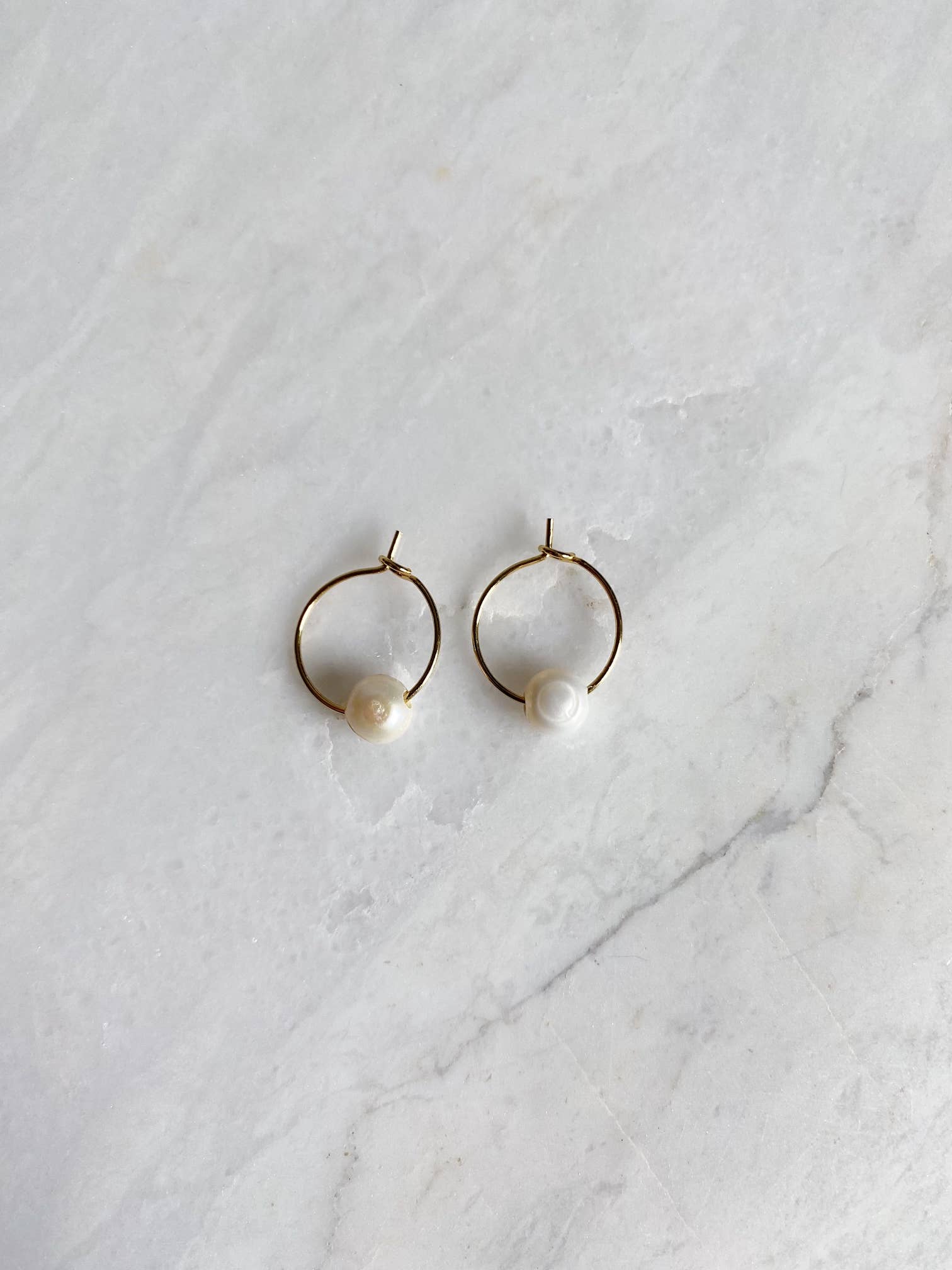 Salt & Pine - Vente Créoles - Boucles d'oreilles créoles en perles d'eau douce • Petit luxe discret