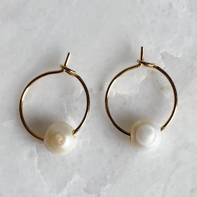 Salt & Pine - Vente Créoles - Boucles d'oreilles créoles en perles d'eau douce • Petit luxe discret0