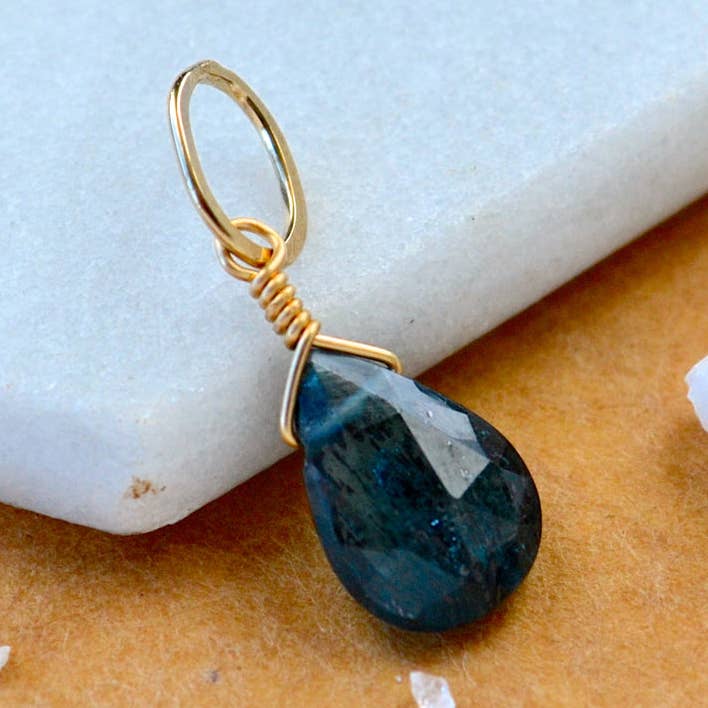 Baltische Edelsteen Bedel - blauwe mos kyaniet edelsteen bedelhanger voor wholesale door Foamy Wader