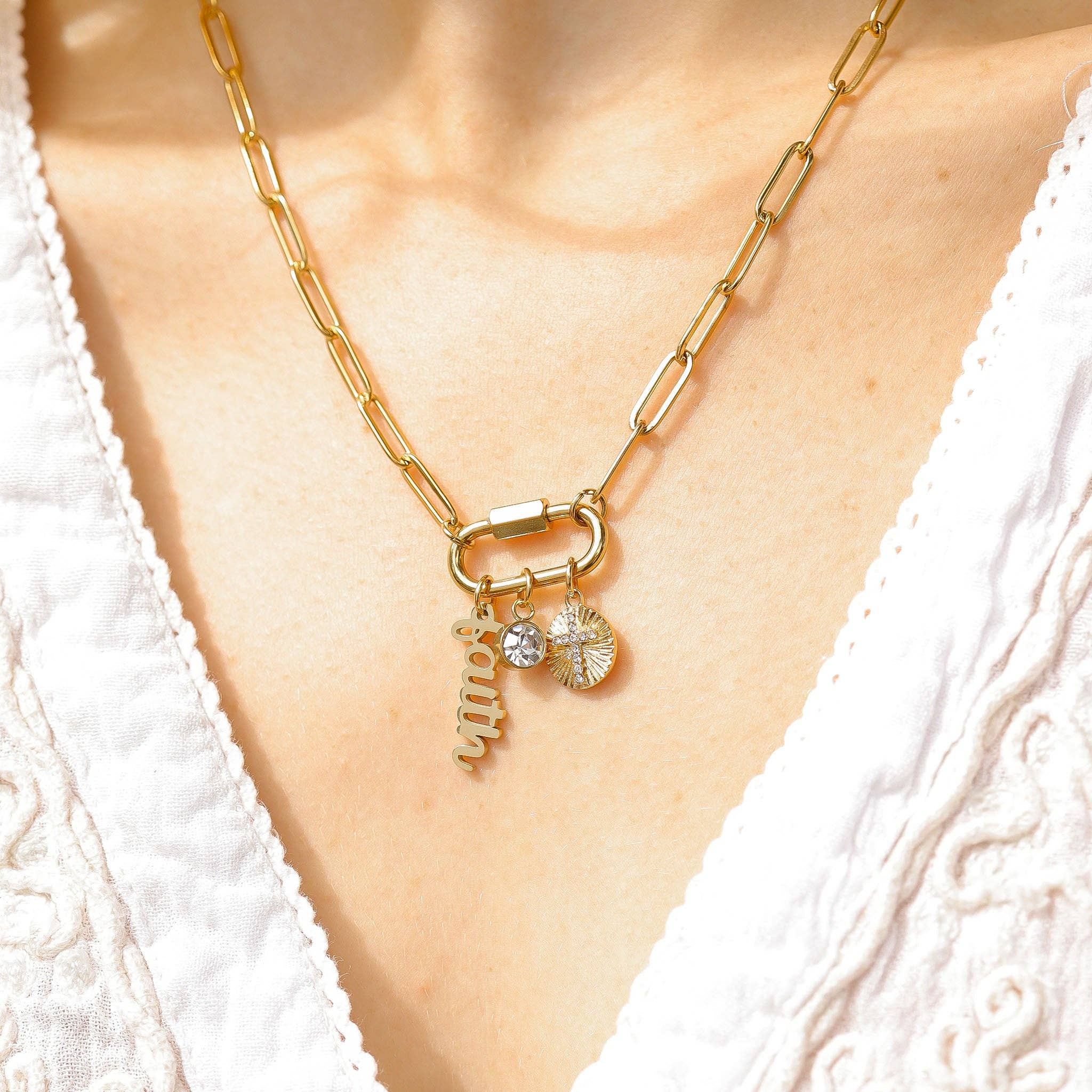 WJW - Venta al por mayor Collares con colgantes/abalorios - Collar con charm de clip en forma de eslabón ’Faith’ en oro PVD 18K con mosquetón1