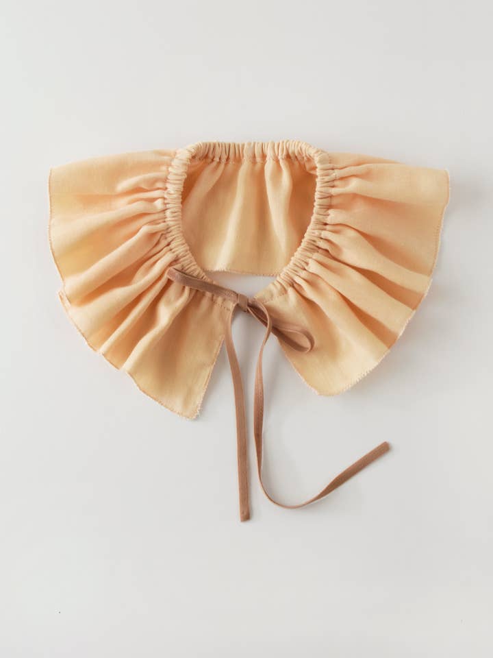 Col claudine à volants usé, Enfants pour la vente par Tiny Poet