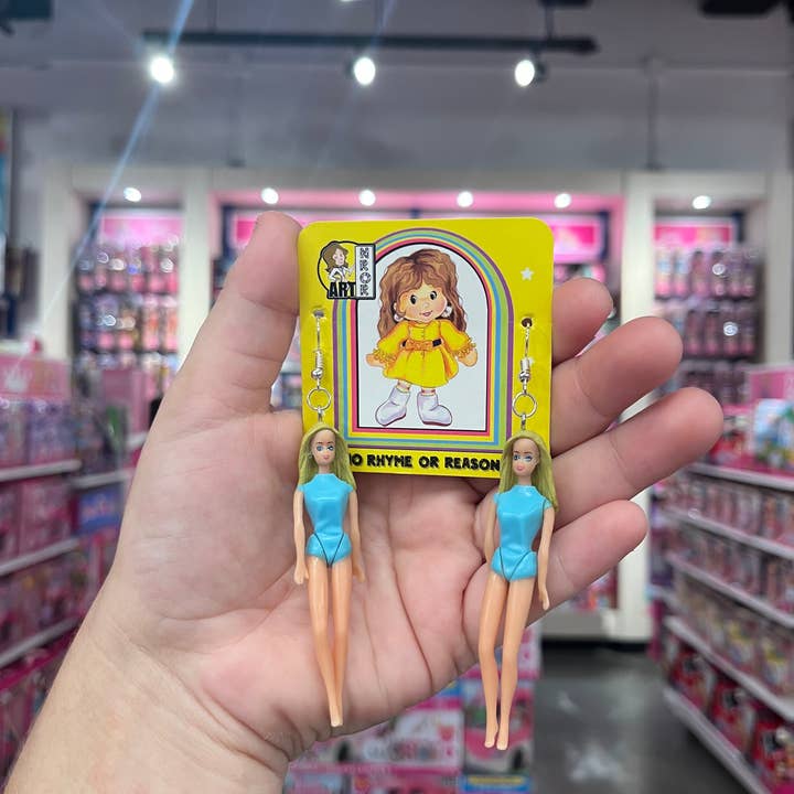 NO RHYME OR REASON ART – Großhandel Ohrhänger – Barbie: Malibu Barbie — Strand — bewegliche Puppe — Ohrringe