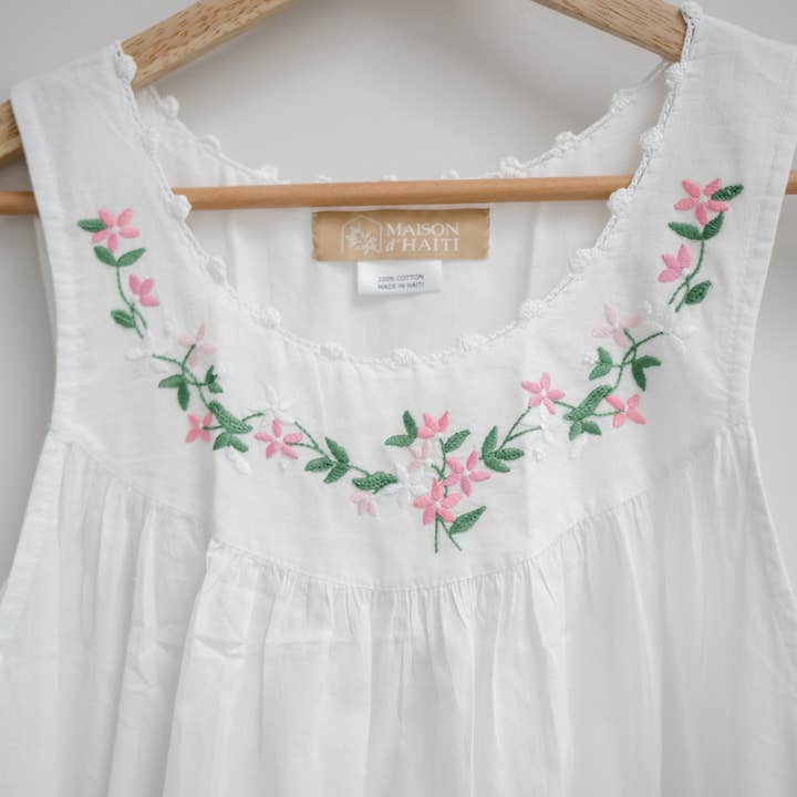 Camisón de algodón bordado - Diseño floral rosa para venta al por mayor de Maison d' Haiti