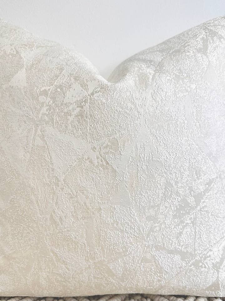 Le Coussin Couture - L'Ivoire Sofija - Style n° 2 pour la vente par The Couture Cushion