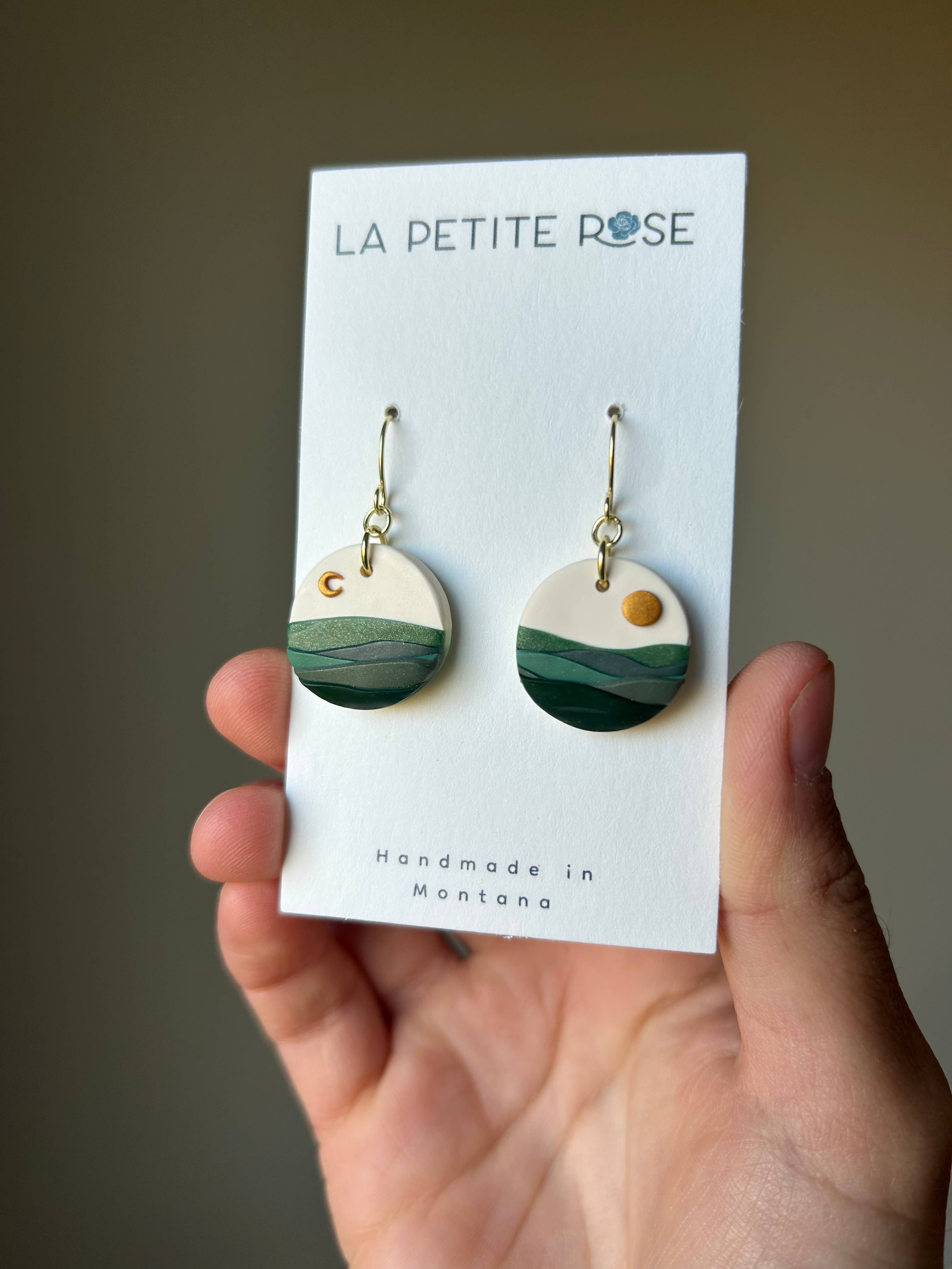 La Petite Rose LLC - Vente Boucles d'oreilles pendantes - Boucles d'oreilles en argile paysage montagne céleste, pendants paysage soleil lune en argile, pendants soleil lune.2