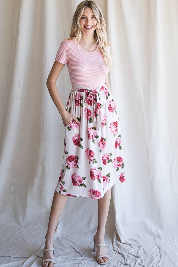 7th Ray - Vendita all'ingrosso Vestito - Donna - Abito Midi a Linea ad A Fiori con Cintura in Vita e Maniche Corte D41998