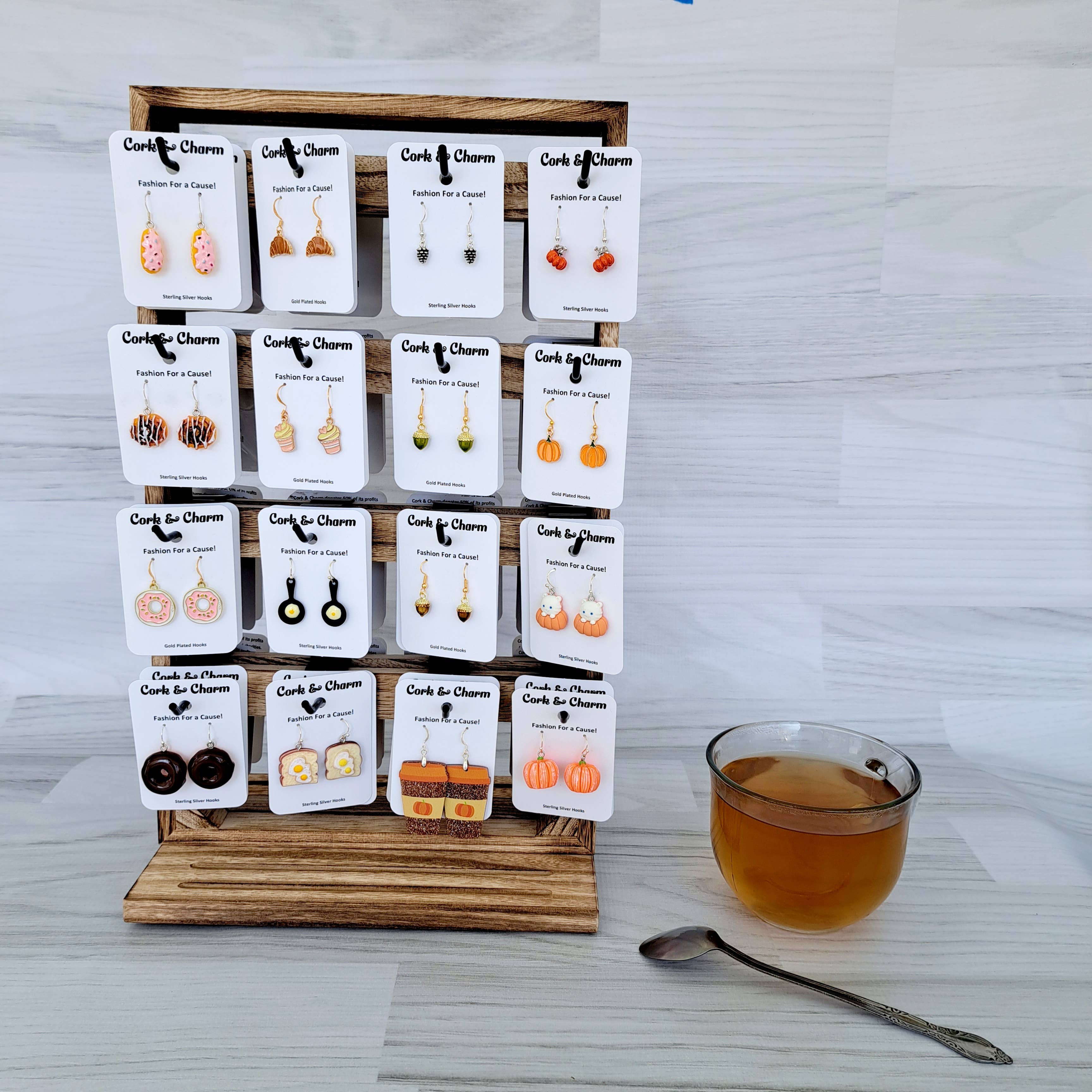 Cork and Charm – Großhandel Schmuckständer & -display – Doppelter faltbarer Schmuckständer aus Holz für Ohrringe5