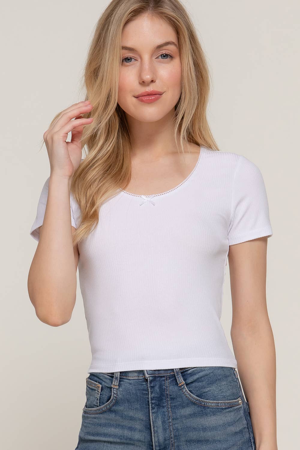 Active Basic | Active USA – wholesale Stickad topp - Dam – Kortärmad topp med rund halsringning, spets och satinrosett i ribbstickat tyg30