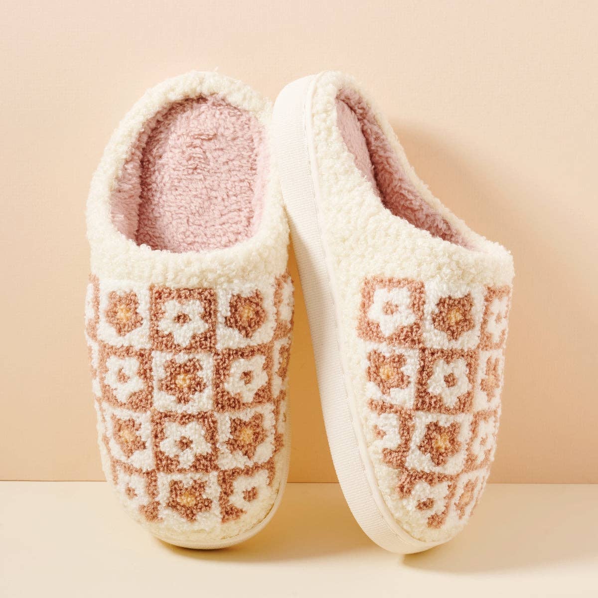 Love and Repeat – wholesale Slippers – Women's – Flower Checker Fuzzy Fleece Soft Slipper2