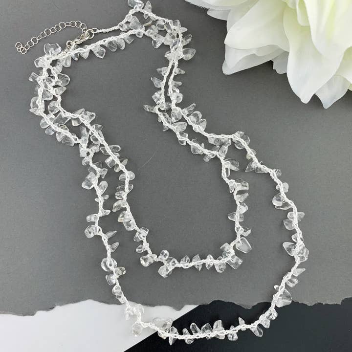 Uninhibited II - Collier en crochet de soie à quartz clair pour la vente par LITVA'S Jewelry