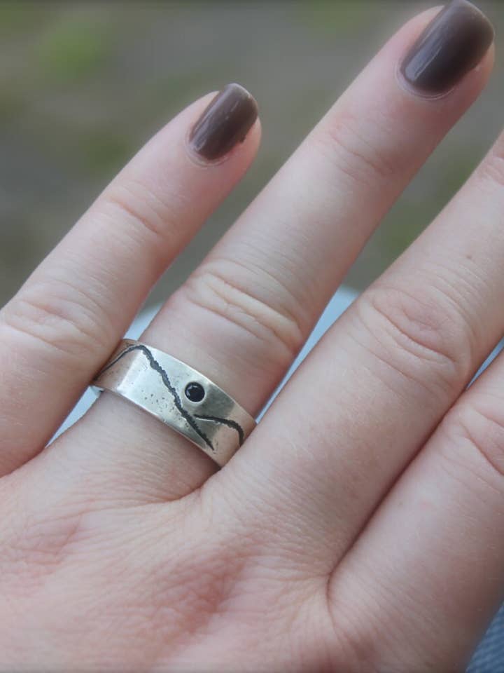 Bague Paysage Montagne en Argent Sterling avec Saphir Bleu pour la vente par Peaces of Indigo