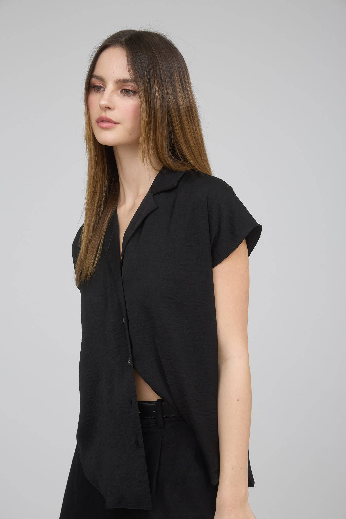 The Workshop Studio – Blusa - Mulher por atacado – CAMISA TEXTURIZADA COM OMBROS CAÍDOS, GOLA E BOTÕES7