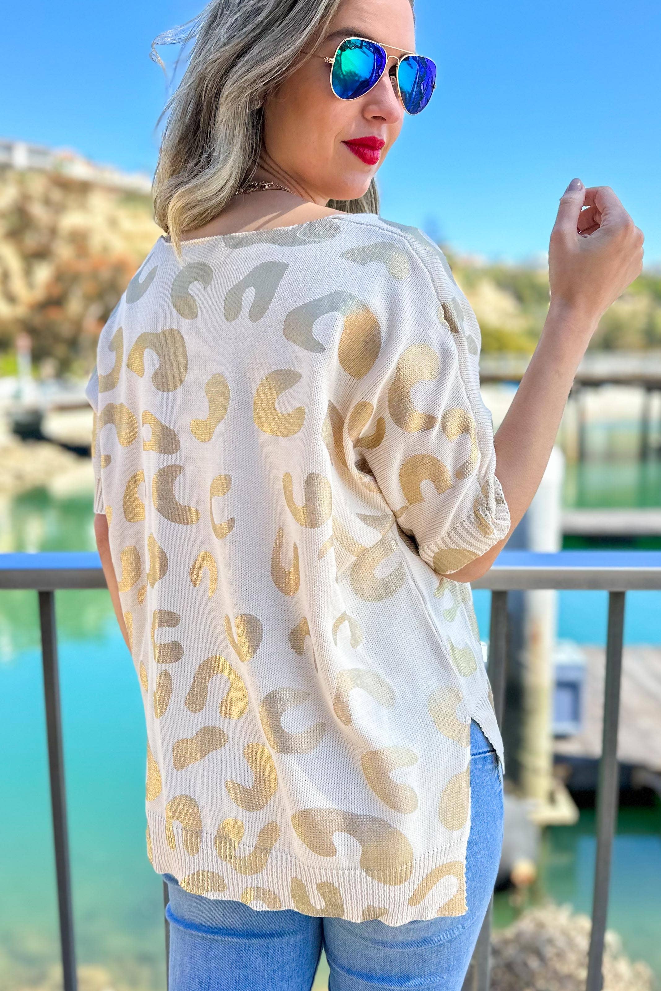 Crema Top de punto con cuello en V y manga corta con estampado de leopardo dorado crema de venta al por mayor en Faire5