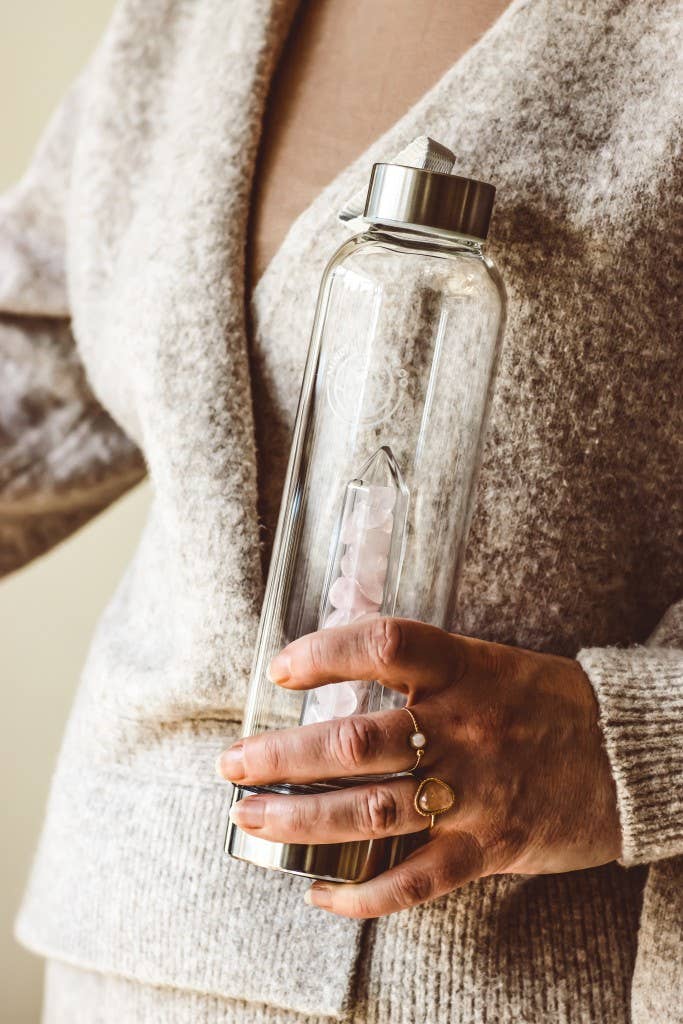 Mindful Living Co. - Venta al por mayor Botellas de agua - Botella de agua de vidrio con infusión de piedras preciosas de cristal – Cuarzo rosa1