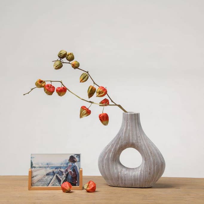 WEISS Gestreifte moderne weiße Vase | Dekor aus weißem Polyresin | Weihnachtsgeschenk | Moderne weiße Vase für den Großhandel auf Faire4