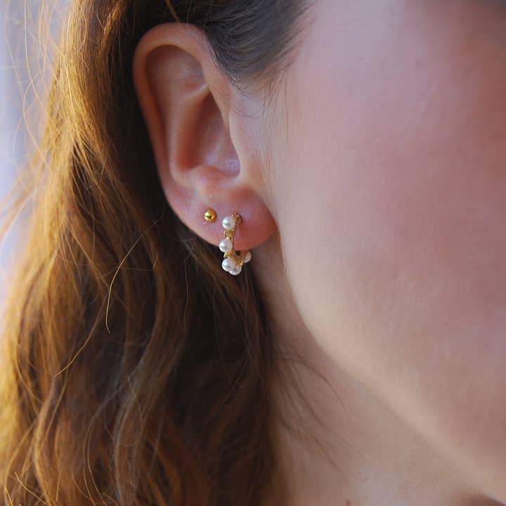 Ohrringe aus Sterlingsilber mit Perlen, zierliche Creolen für den Großhandel von Yneda Jewels