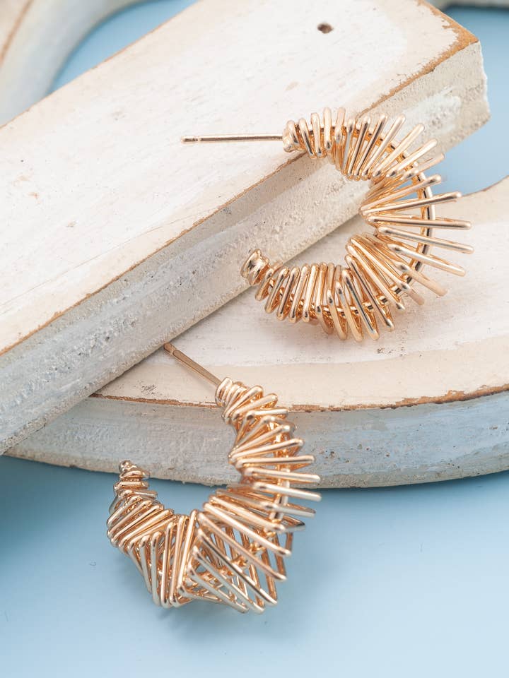 CRÉOLES DIMENSIONNELLES GÉOMÉTRIQUES 3D | 80E989 pour la vente par JOSSLYN by wall to wall