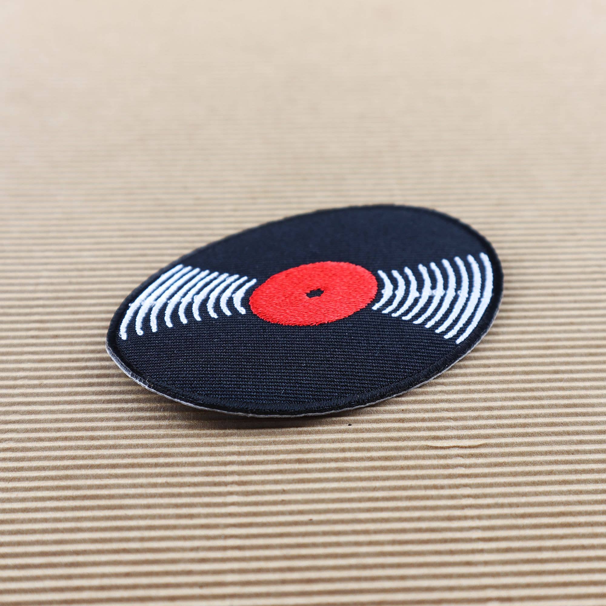 Tribal Trade GmbH - Vente Écusson - Patch vinyle rouge et noir en forme de disque7