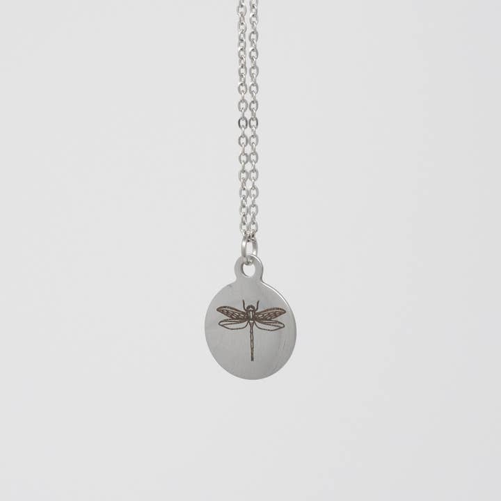Collier en acier inoxydable argenté libellule illustrée pour la vente par Mama Peacock LLC