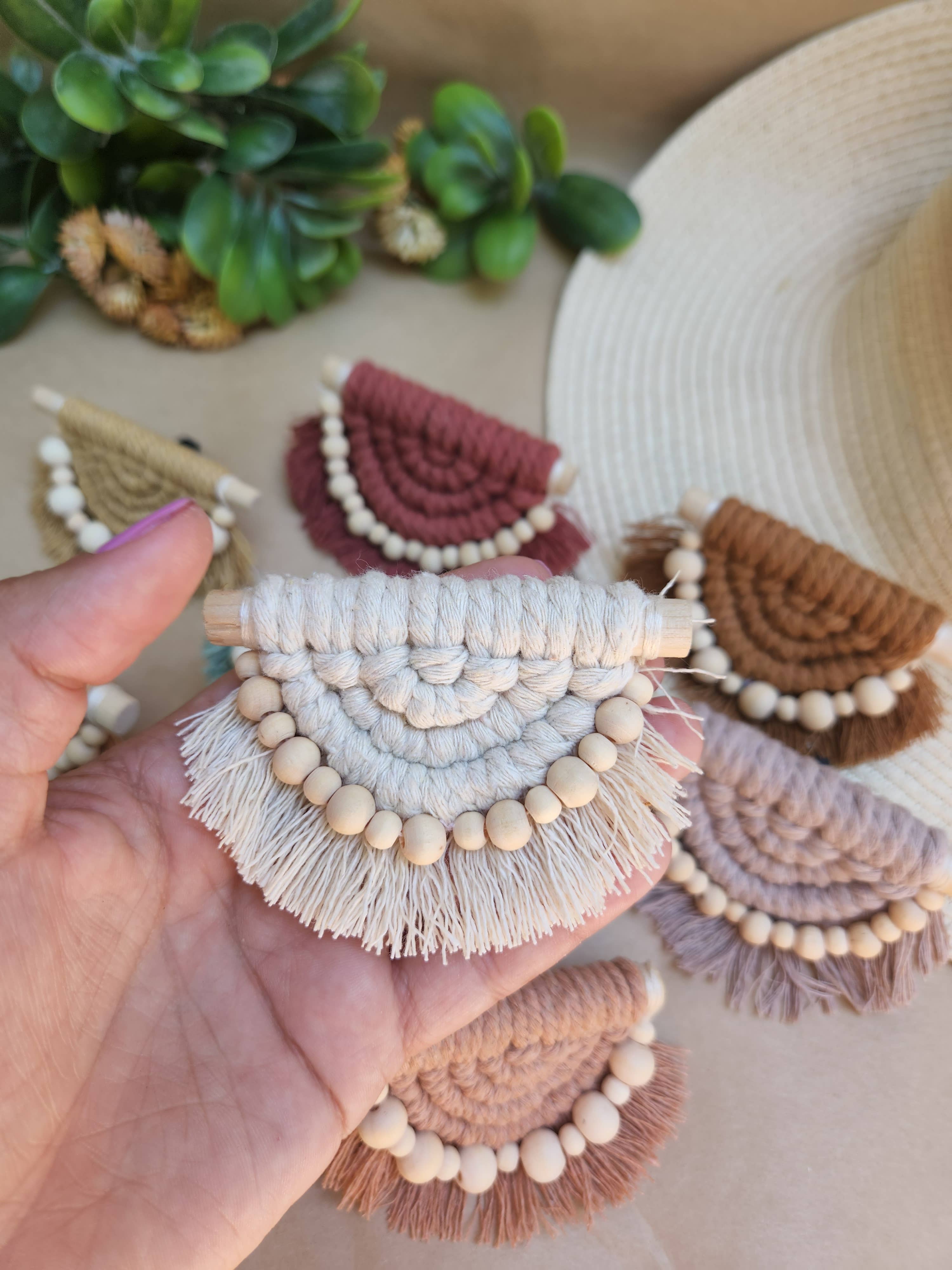 Knotted & Known – Großhandel Auto-Lufterfrischer – Damen – Boho Macrame Car Vent Ätherisches Öl Diffusor3