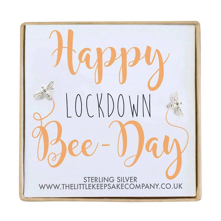 Boucles d'oreilles avec citation en argent sterling - Happy Lockdown Bee-Day pour la vente par The Little Keepsake Company