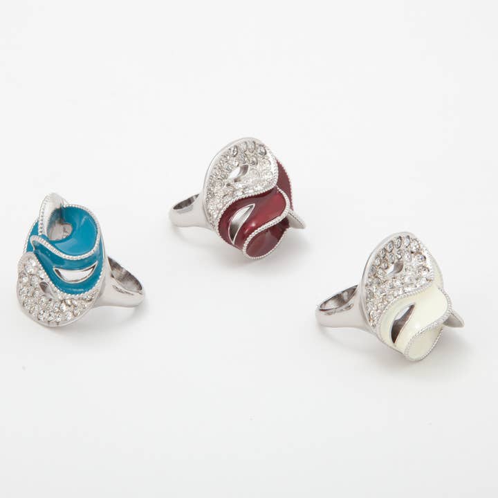 Anello Venice Con Cristalli E Smalto Crema per la vendita all'ingrosso da parte di Jewels' Joy