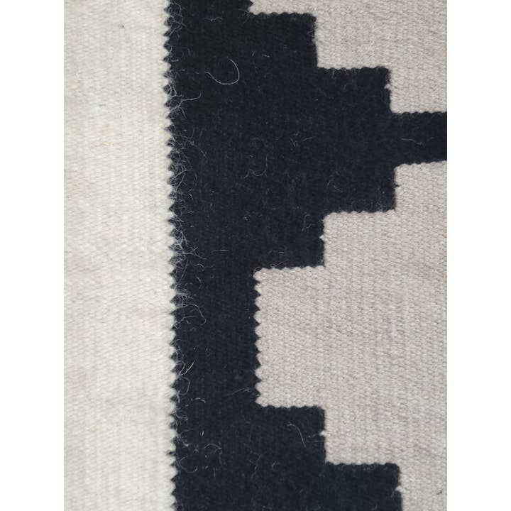 Mumo Toronto Inc - Wholesale Vloerkleed - Nala zwarte handgeweven kilim wollen vloerkleed2