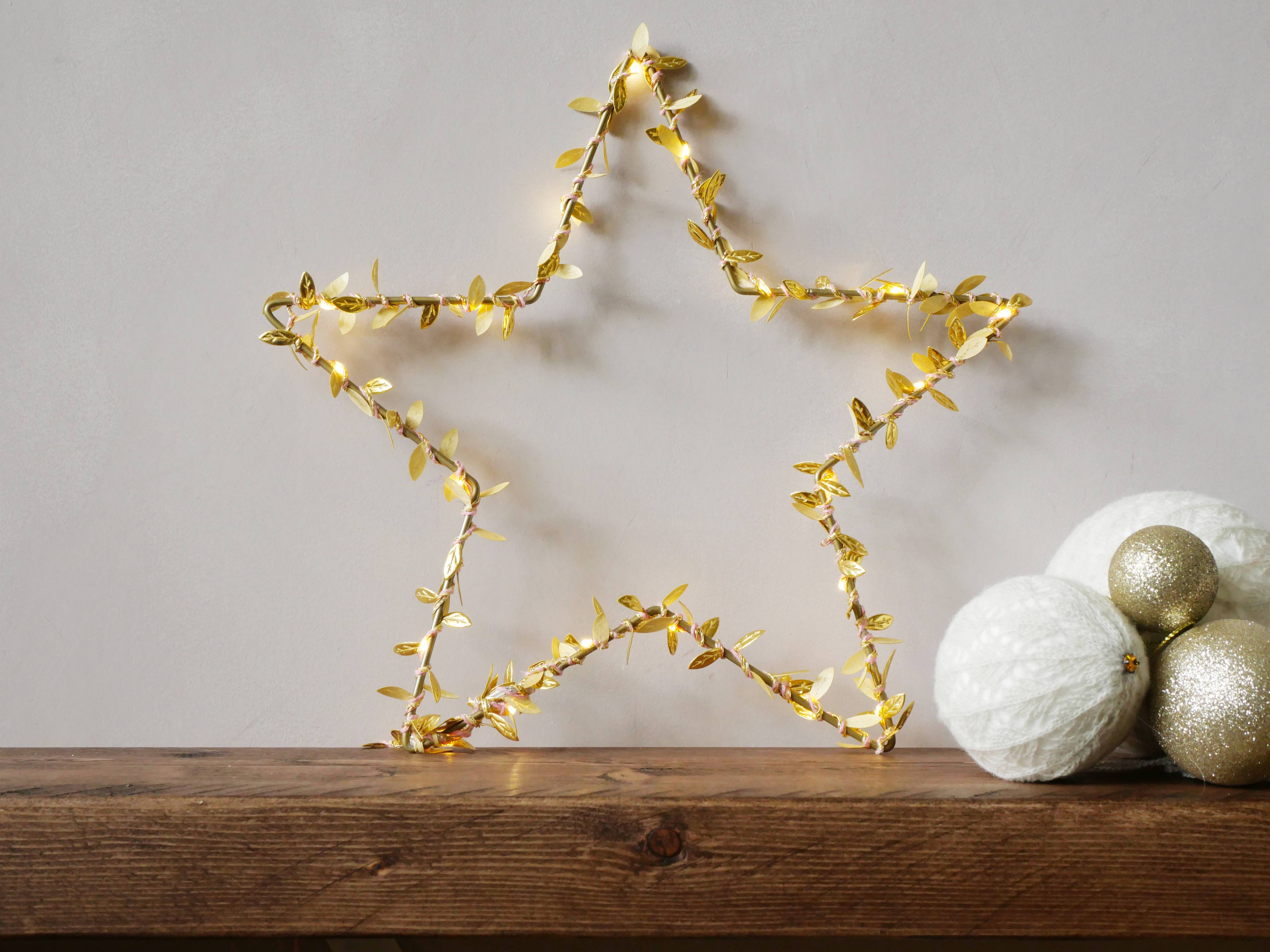 Melanie Porter - Vendita all'ingrosso Decorazione natalizia - Stella decorativa con foglie metalliche e luci fatate2