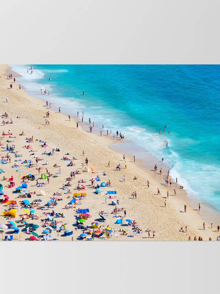Sommerlicher Strandkunstdruck. Menschen spielen an der Wand mit Sonnenschirmen für den Großhandel von PRINT AND PROPER