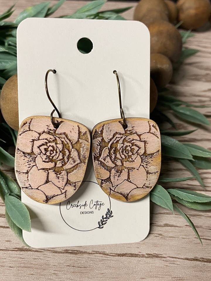 Boucles d'oreilles florales roses en forme de U gravées au laser, boucles d'oreilles en bois faites à la main, bijoux bohème chic, cadeau pour elle pour la vente par Creekside Cottage Designs