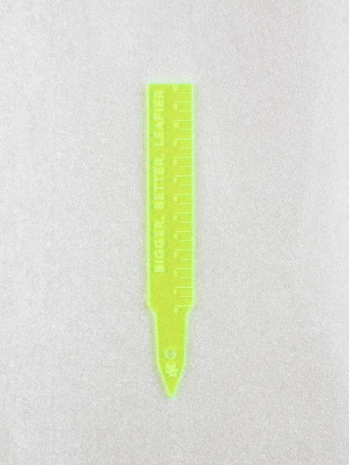 Marque-plåntes Bigger, better, leafier - Acrylique jaune pour la vente par Greenterior