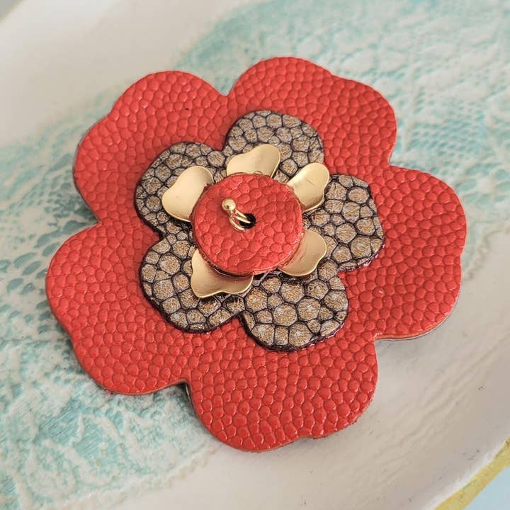 Novo broche de flor de cerejeira em vermelho banhado a ouro por atacado de Onëhj