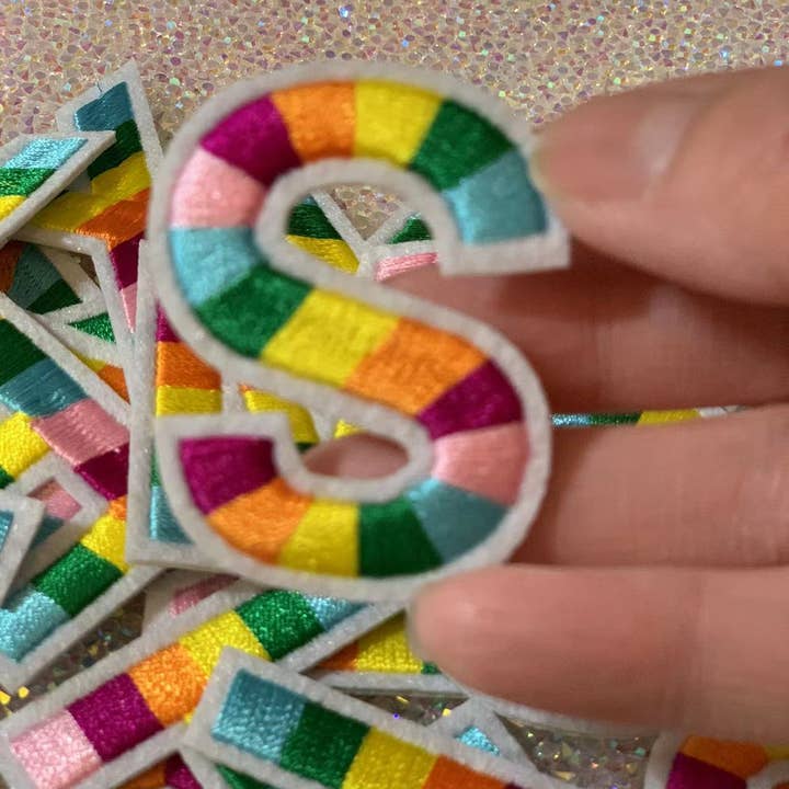 Ny design regnbåge bokstäver A Thru Z Broderi Patchs för wholesale av Raphael wonders