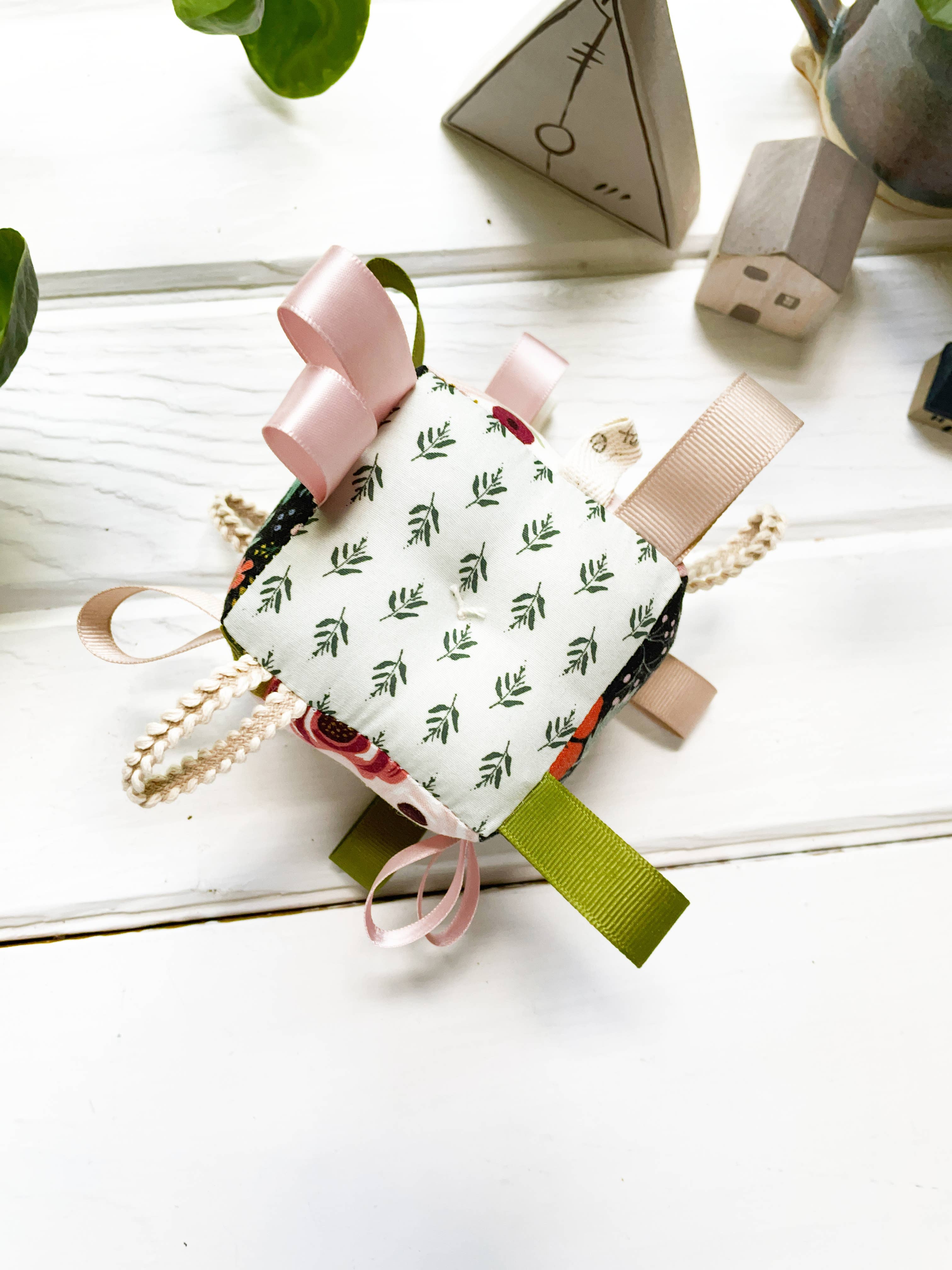 The Bird & Elephant - Vendita all'ingrosso Sonaglio - Neonati - RiFLE Paper Co. Blocco floreale per bambini, giocattolo con etichetta rosa cipria5