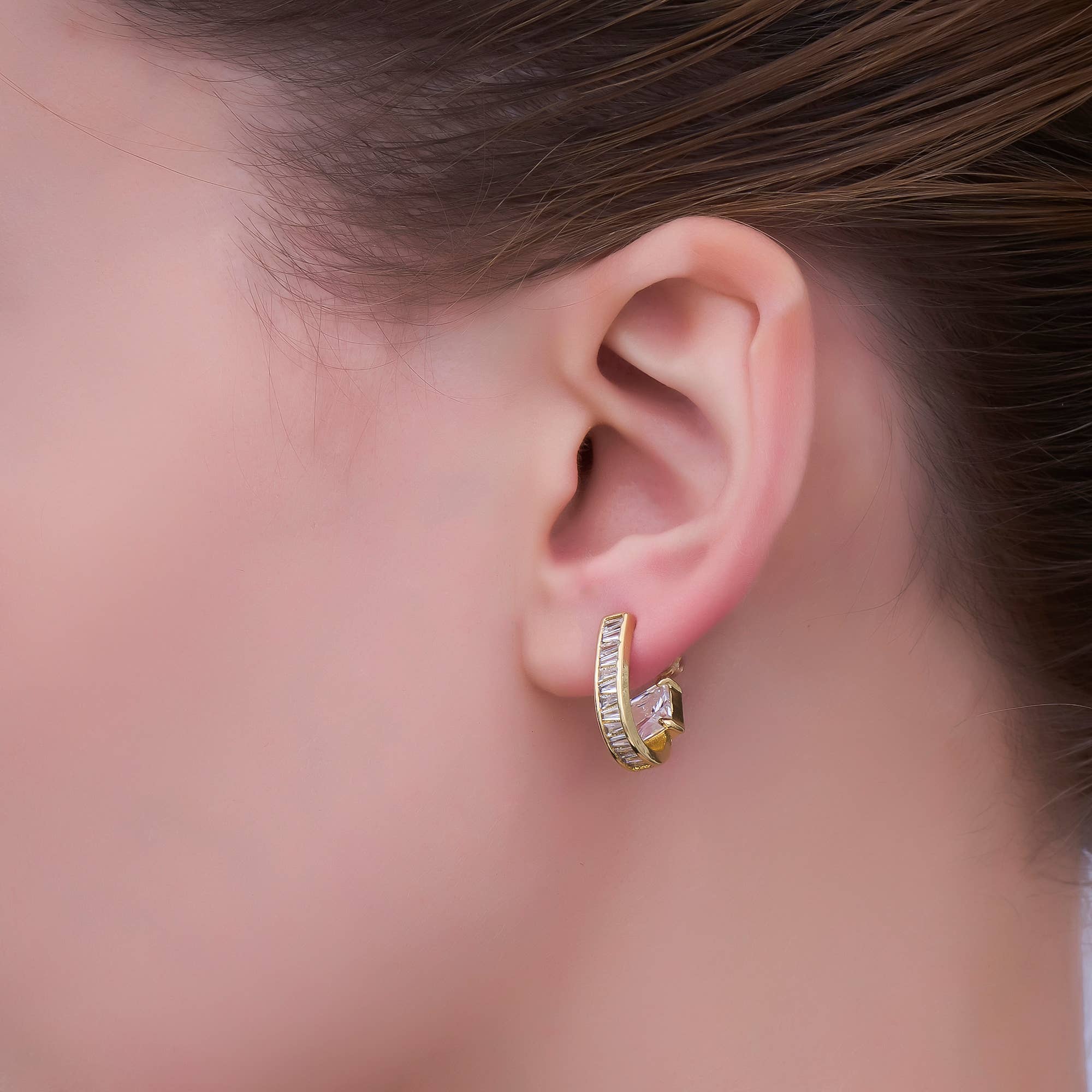 Aim Eternal - Vente Créoles - Boucles d'oreilles créoles en forme de J avec zircon cubique baguette transparent, plaquées or 24K | AB7133